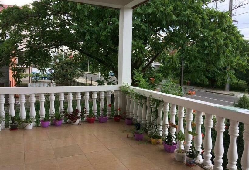 اتاق راحتی سه تخته, Natia Guest House