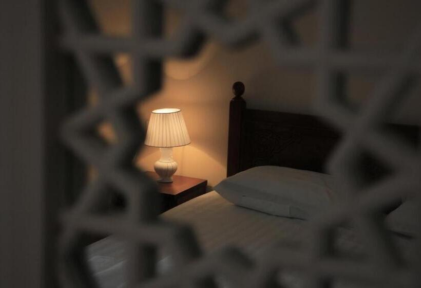 디럭스 룸, Old House