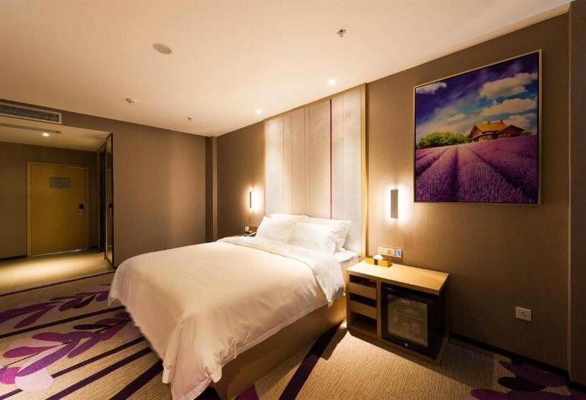 带大床的豪华间, Lavande Hotel Langzhong Railway Station And International Trade City