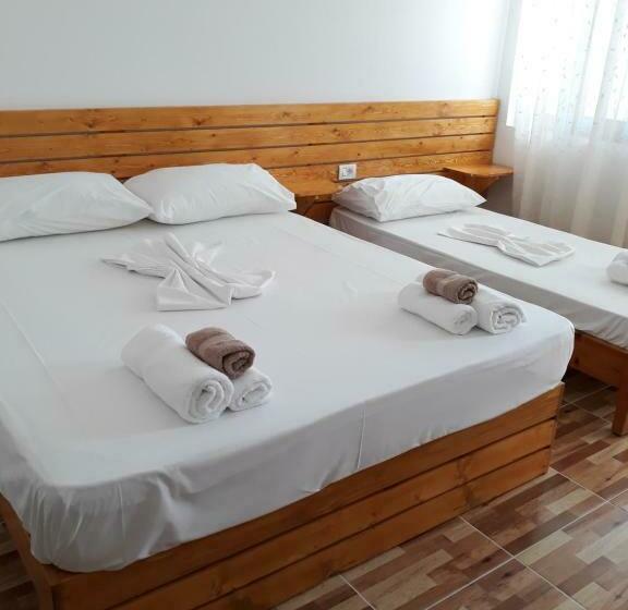 חדר סטנדרט לשלושה עם מרפסת, Beleris Rooms