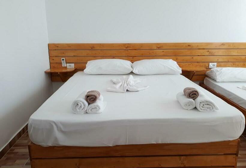 חדר סטנדרט לשלושה עם מרפסת, Beleris Rooms