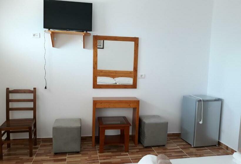 חדר סטנדרט לשלושה עם מרפסת, Beleris Rooms