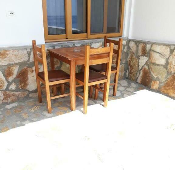 חדר סטנדרט לשלושה עם מרפסת, Beleris Rooms