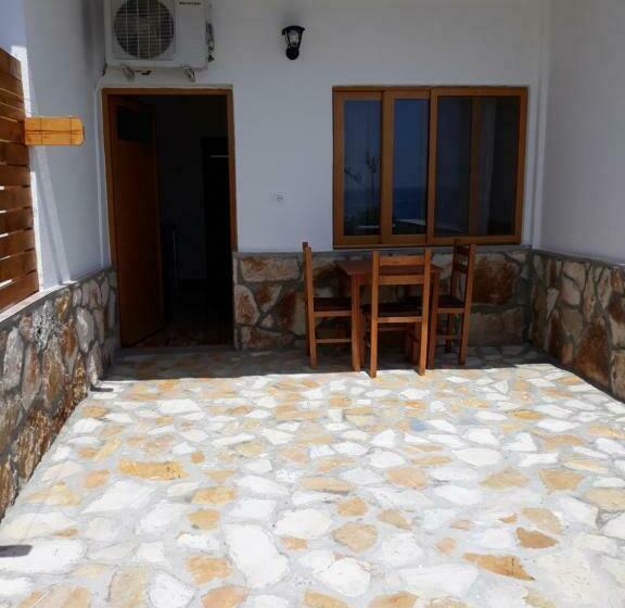 חדר סטנדרט לשלושה עם מרפסת, Beleris Rooms