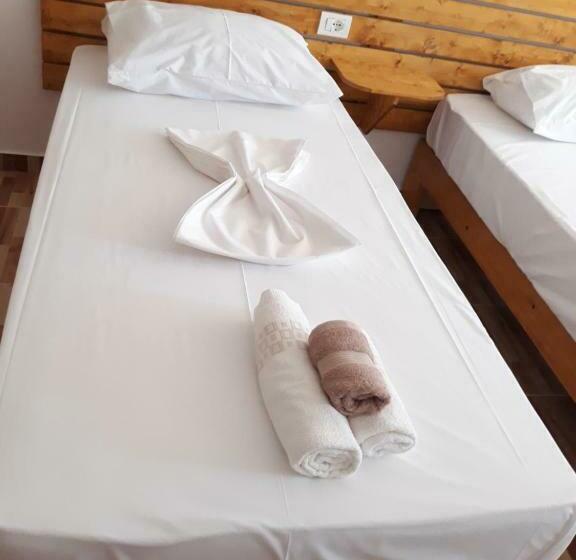 חדר סטנדרטי לשלושה עם נוף, Beleris Rooms