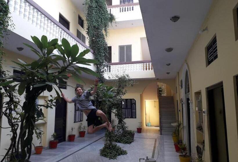 اتاق استاندارد با تخت بزرگ, Keshav Palace