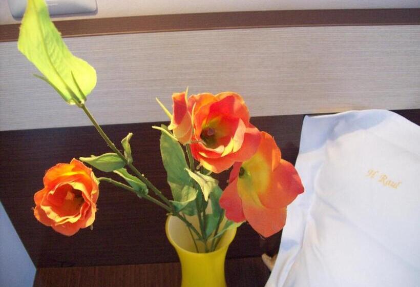 2 Bedroom Suite with Balcony, Raul