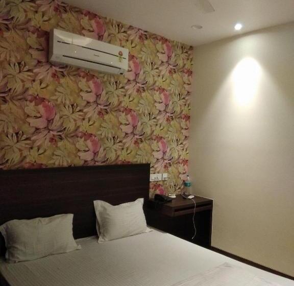 キングサイズベッドのスタンダードルーム, Homestays Ludhiana