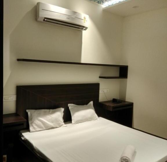 キングサイズベッドのスタンダードルーム, Homestays Ludhiana