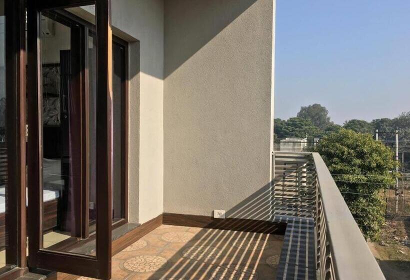 キングサイズベッドのスタンダードルーム, Homestays Ludhiana