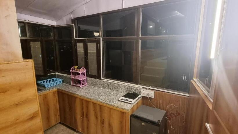 חדר משפחתי, Nandini Villa