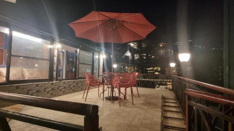 חדר משפחתי, Nandini Villa