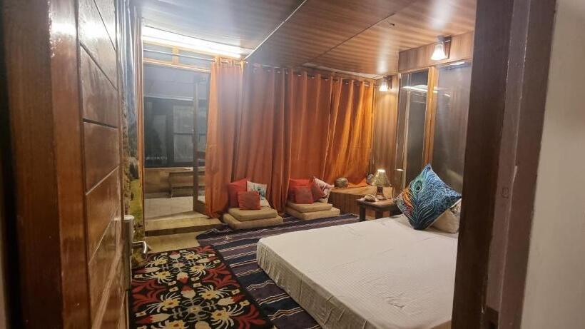 חדר משפחתי, Nandini Villa