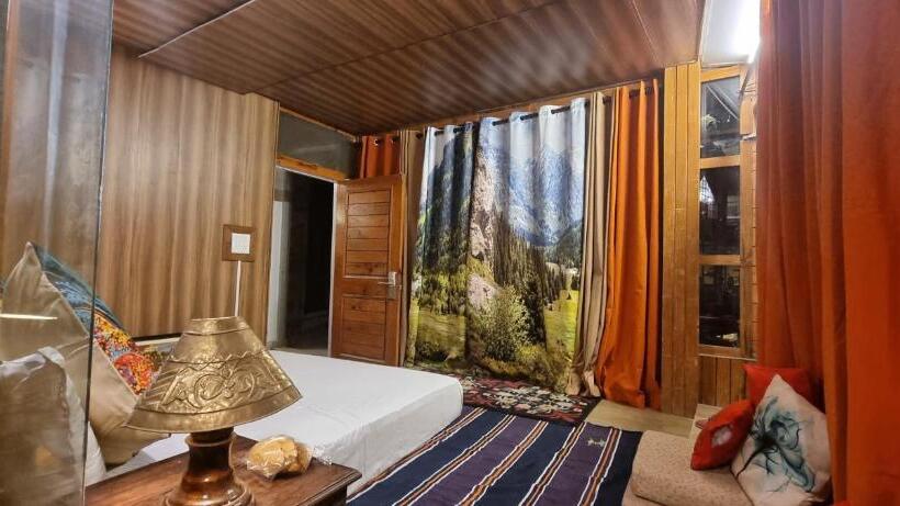 חדר משפחתי, Nandini Villa