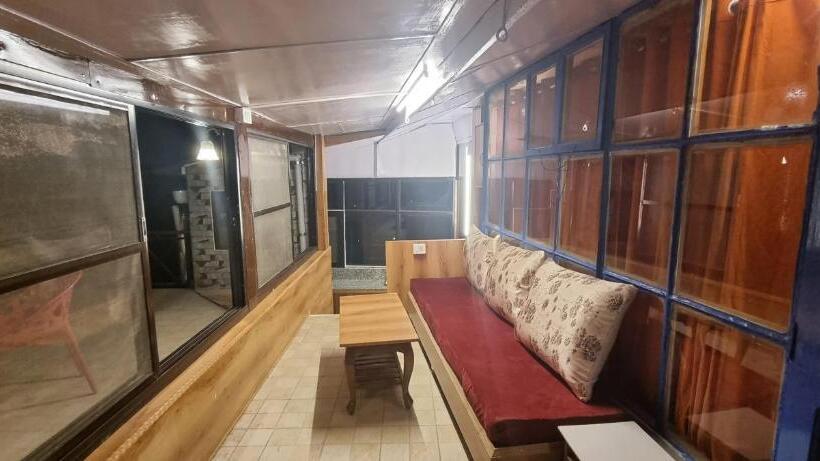 חדר משפחתי, Nandini Villa