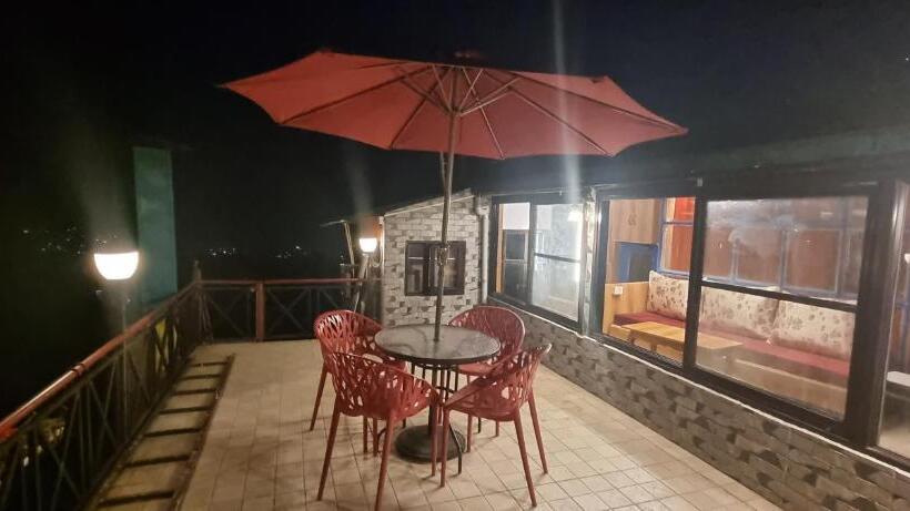 חדר משפחתי, Nandini Villa