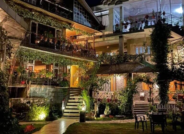 חדר משפחתי, Nandini Villa