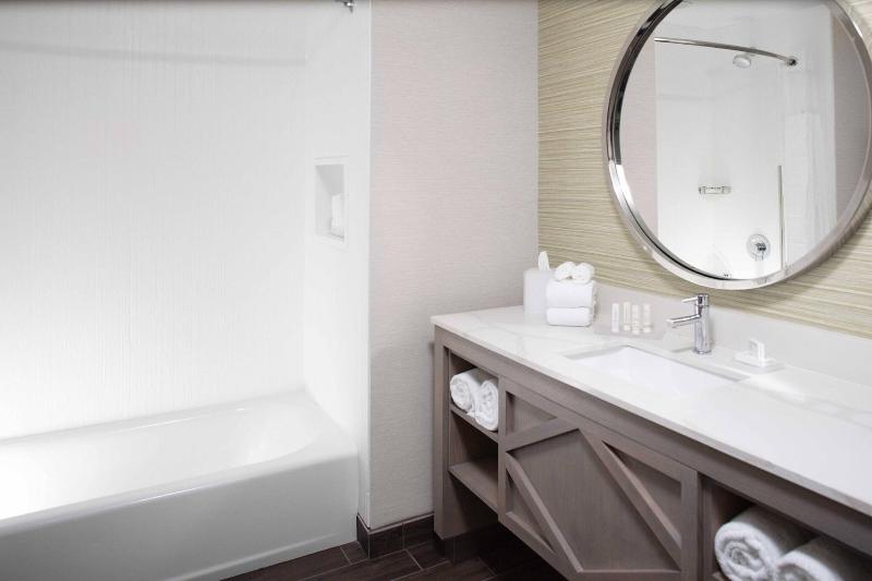 带特大床的标准间, Courtyard By Marriott Jekyll Island