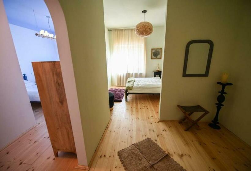 Семейный Номер, Pensiunea Agora