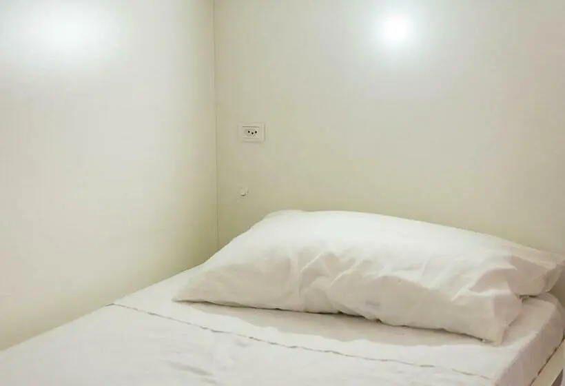 ルームシェアのワンベッド, Albergue Explorer   Hostel
