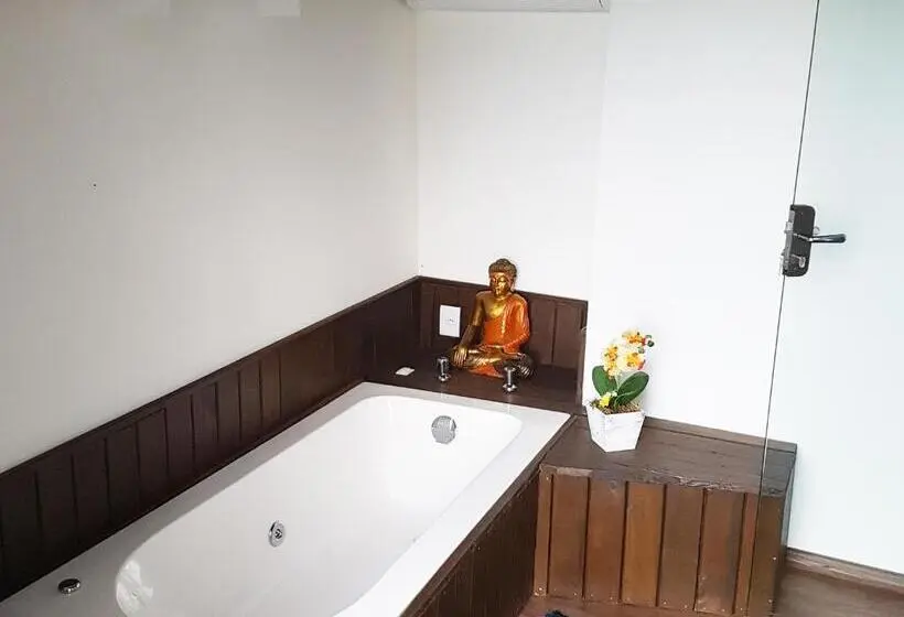 デラックススイート, Albergue Explorer   Hostel