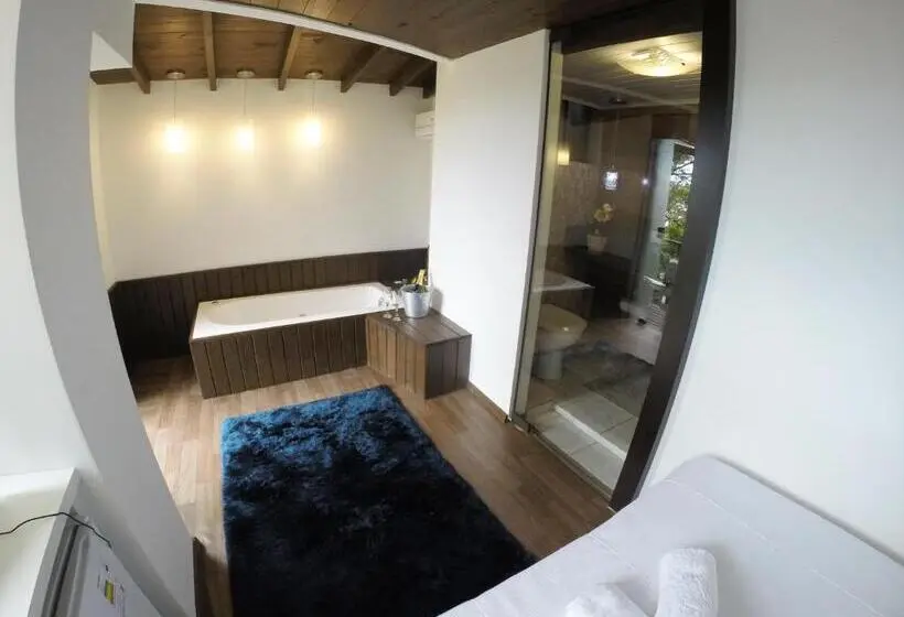 デラックススイート, Albergue Explorer   Hostel
