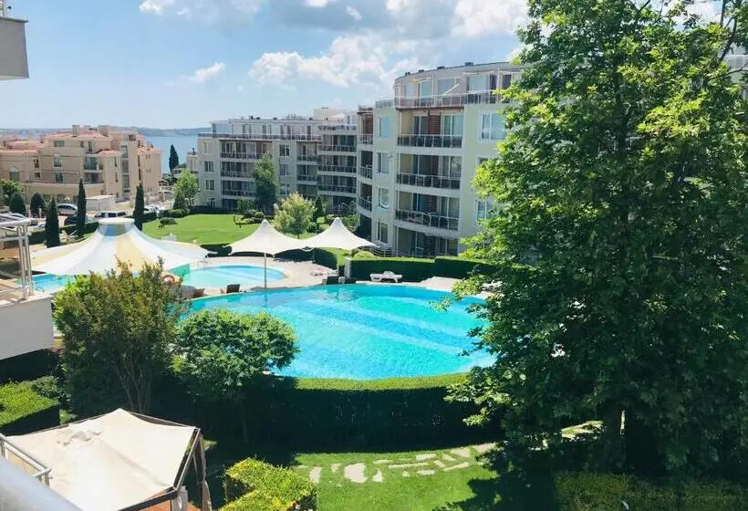 庭の見える1ベッドルームアパートメント, Apartments In Sunny Island Complex