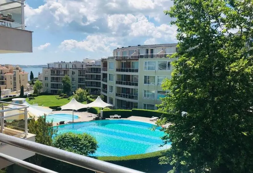 庭の見える1ベッドルームアパートメント, Apartments In Sunny Island Complex