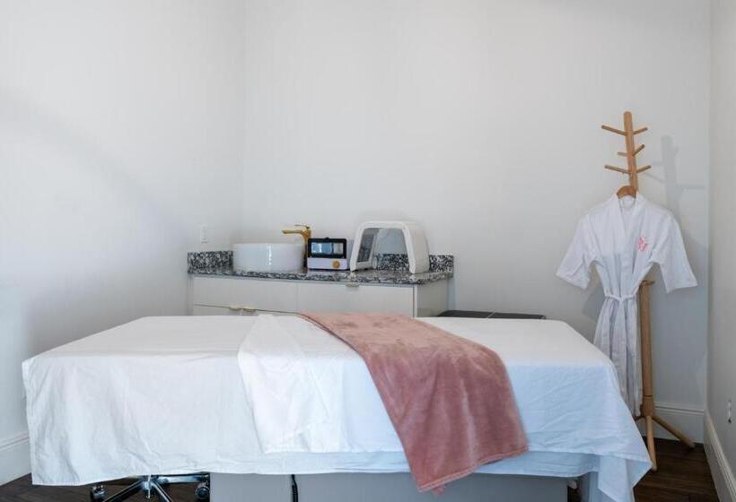 سوئیت با تخت بزرگ, Serenity In The Marigny