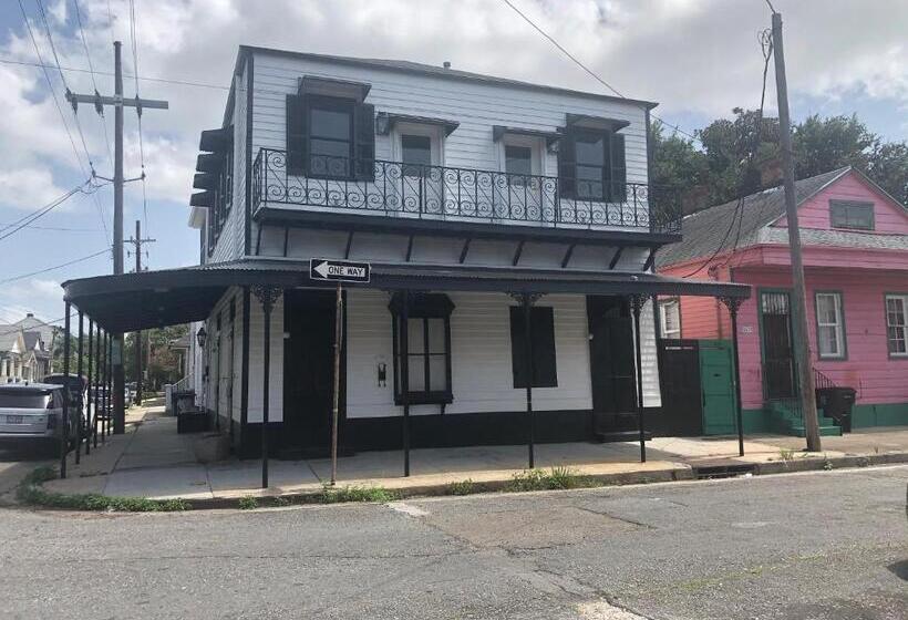 سوئیت با تخت بزرگ, Serenity In The Marigny