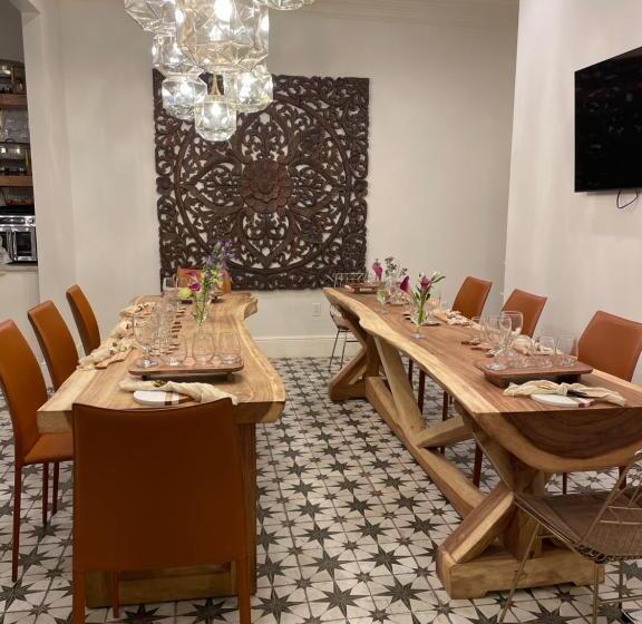 سوئیت با تخت بزرگ, Serenity In The Marigny