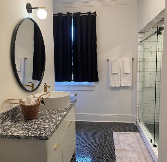 سوئیت با تخت بزرگ, Serenity In The Marigny