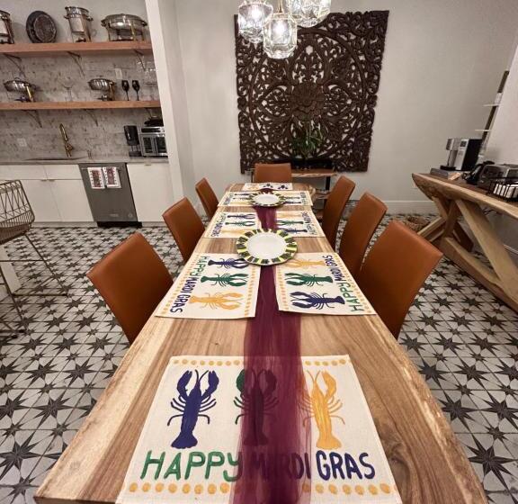 سوئیت با تخت بزرگ, Serenity In The Marigny