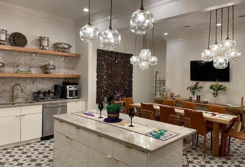 سوئیت با تخت بزرگ, Serenity In The Marigny