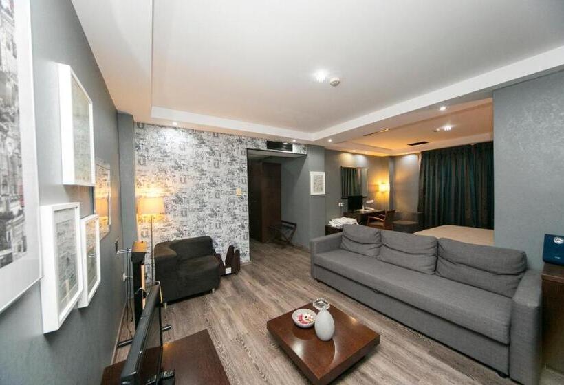 جناح, Athina Airport