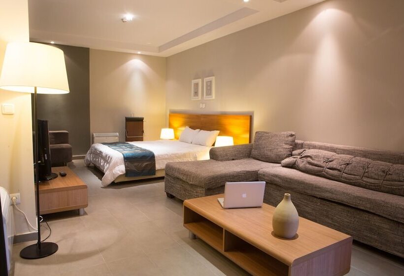 جناح جونيور, Athina Airport