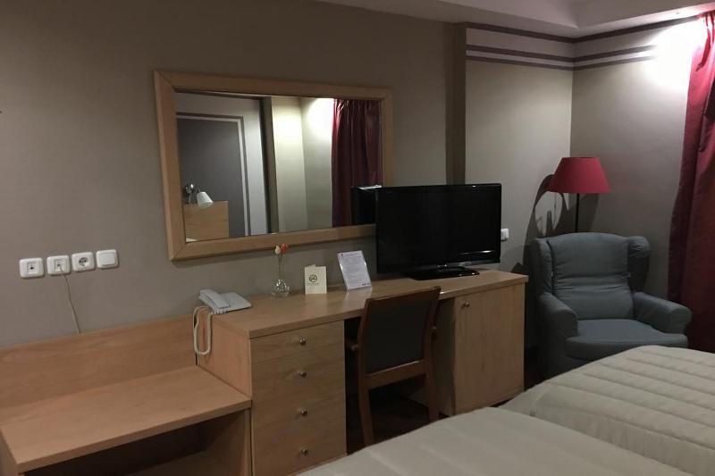 غرفة قياسية ثلاثية, Athina Airport