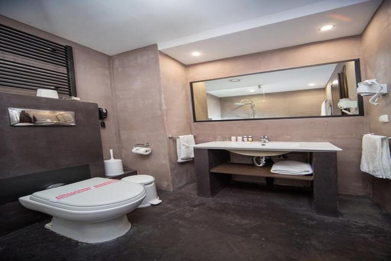 جناح جونيور, Athina Airport