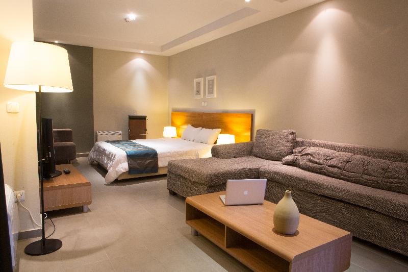 جناح جونيور, Athina Airport