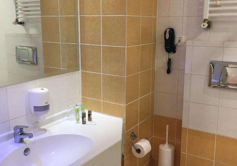 غرفة إقتصادية, Athina Airport