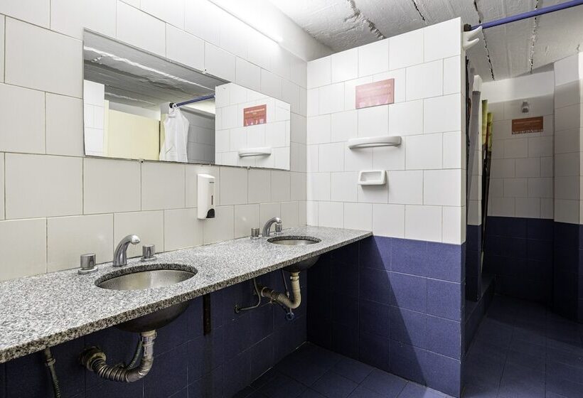 اتاق استاندارد با سرویس بهداشتی مشترک, Granados Hostel