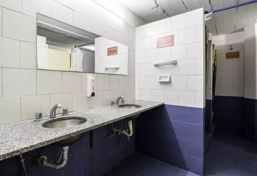 اتاق استاندارد با سرویس بهداشتی مشترک, Granados Hostel