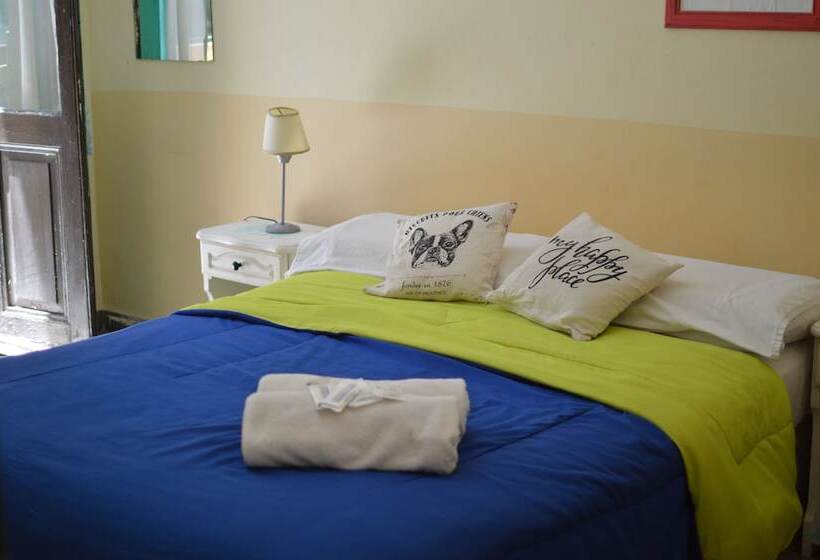 اتاق استاندارد با سرویس بهداشتی مشترک, Granados Hostel