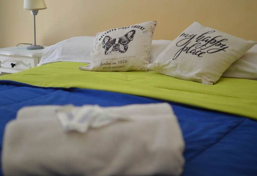 اتاق استاندارد با سرویس بهداشتی مشترک, Granados Hostel