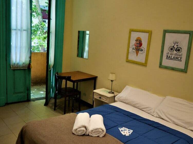 اتاق استاندارد با سرویس بهداشتی مشترک, Granados Hostel