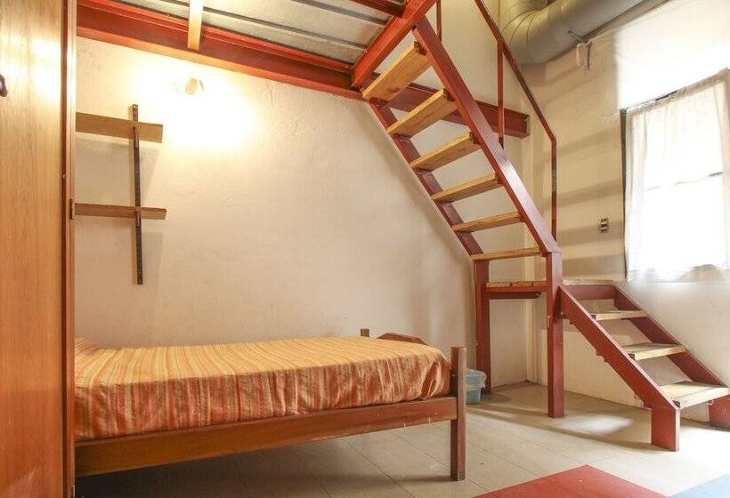 تختخواب در اتاق مشترک, Granados Hostel