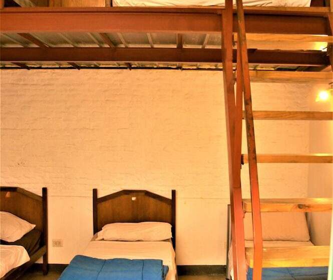 تختخواب در اتاق مشترک, Granados Hostel