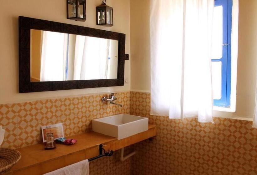 اتاق استاندارد سه نفره, Kanz Erremal