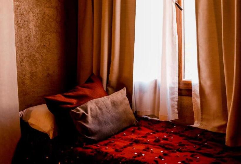 اتاق استاندارد سه نفره, Kanz Erremal