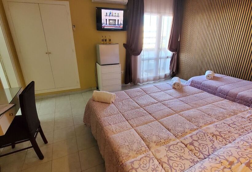 غرفة قياسية ثلاثية, Ampuria Inn